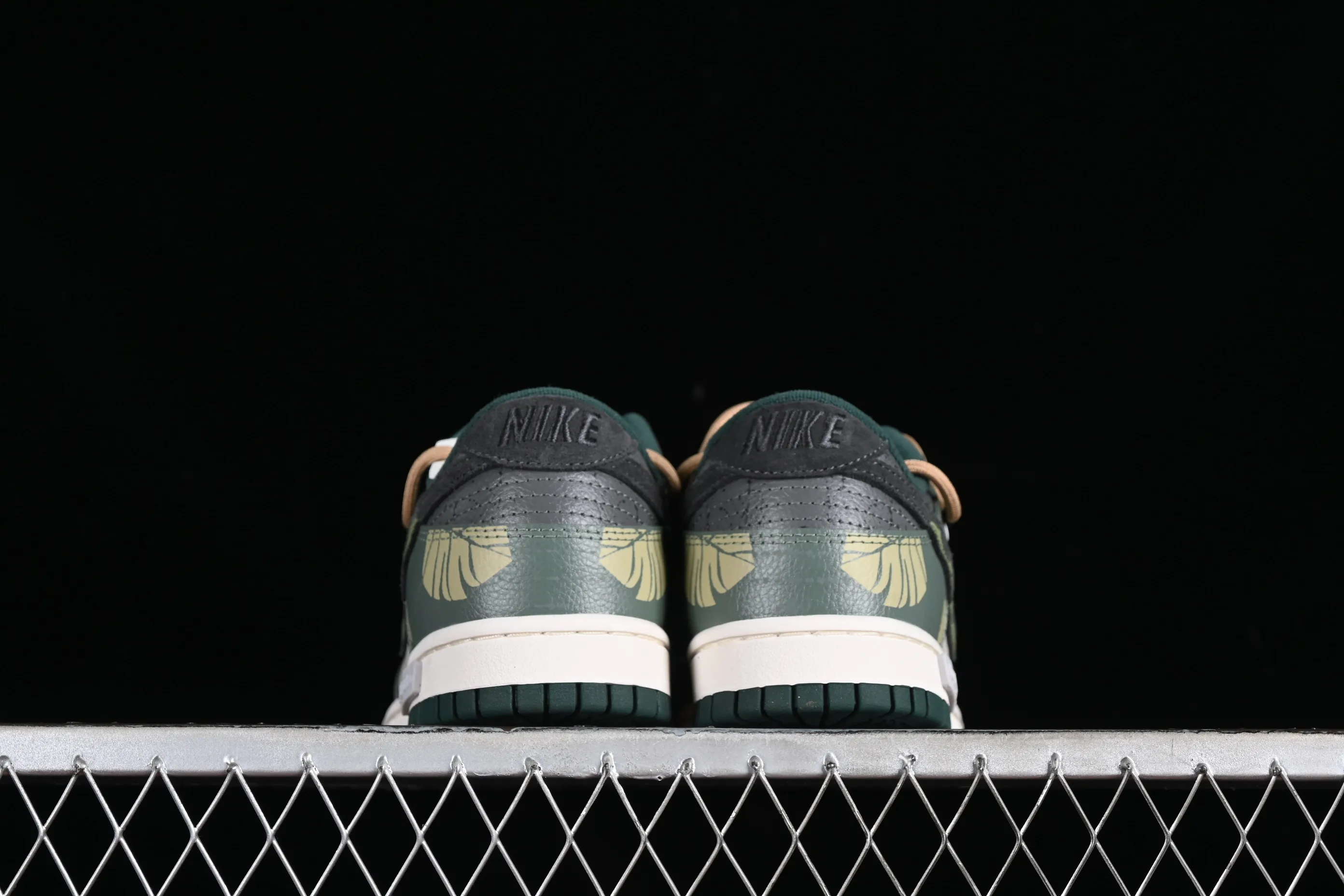 All Categories Nk SB Dunk Series Nk SB Dunk Low Low-top sneakers Nk Dunk Low Panda Prank Jungle Crossing-Lvye Fuyuan Rice brown green SB strap low-top casual sneakers FD0350-133